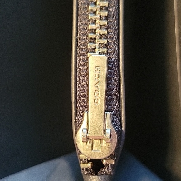 Coach signature C tan & baby blue zip wallet w/detachable wrist strap...EUC - Picture 10 of 10